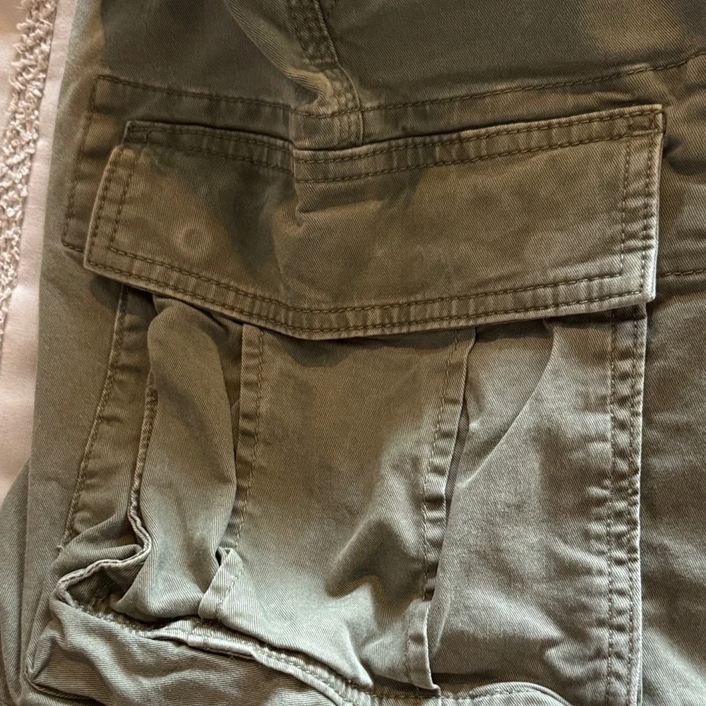GAP Men's Cargo Shorts in Olive Green - Picture 4 of 7